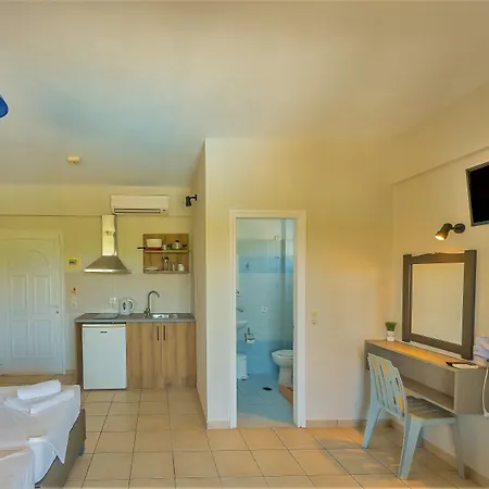 Nikos - Poolside Getaways In Kavos, Corfu Aparthotel