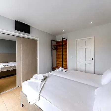 Nikos - Poolside Getaways In Kavos, Corfu Aparthotel