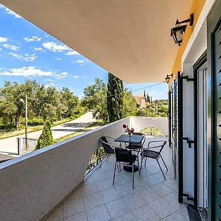 Nikos - Poolside Getaways In Kavos, Corfu 3* Κάβος