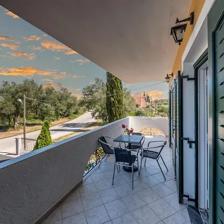 Nikos - Poolside Getaways In Kavos, Corfu 卡沃斯
