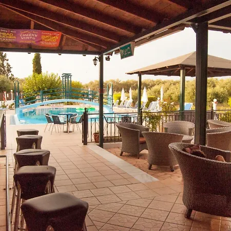 Nikos アパートホテル 3*